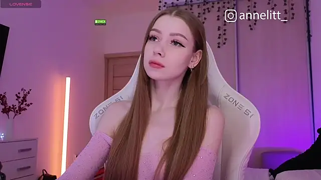 Snapshot of Annelitt chatting on 12.16.25 Annelitt online show from 12.16.25