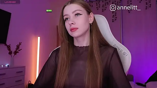 Snapshot of Annelitt chatting on 12.19.25 Annelitt online show from 12.19.25