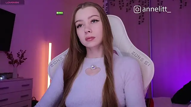 Snapshot of Annelitt chatting on 12.22.25 Annelitt online show from 12.22.25