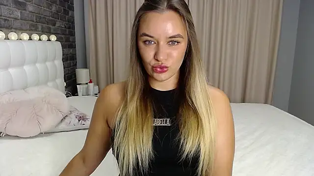 Snapshot of starrydoll chatting on 10.03.25 starrydoll online show from 10.03.25