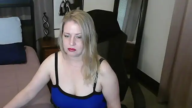 Snapshot of HollieBim chatting on 05.21.26 HollieBim online show from 05.21.26