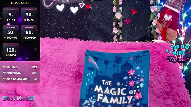 Snapshot of CiaraaSweet chatting on 12.28.24 CiaraaSweet online show from 12.28.24