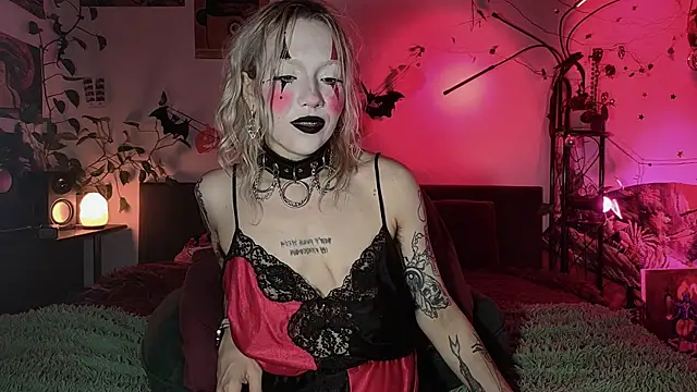 Snapshot of olivecum chatting on 10.25.25 olivecum online show from 10.25.25