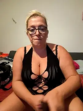 Snapshot of winniess40 chatting on 10.09.25 winniess40 online show from 10.09.25