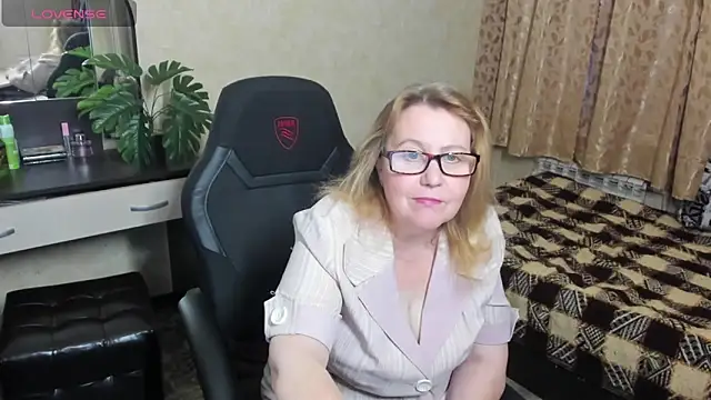 Snapshot of Frau_Marta chatting on 12.20.24 Frau Marta online show from 12.20.24