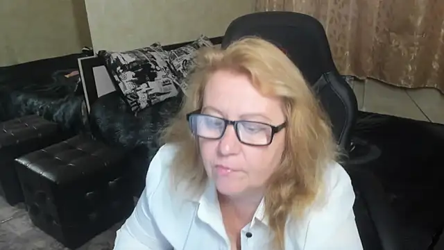 Snapshot of Frau_Marta chatting on 11.08.25 Frau Marta online show from 11.08.25