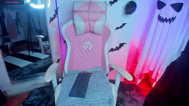 Snapshot of jenndy_lockhart chatting on 10.21.25 jenndy lockhart online show from 10.21.25