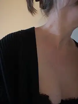 MaiseKnox online show from 11.04.25