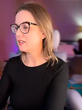 Snapshot of MaiseKnox chatting on 02.18.26 MaiseKnox online show from 02.18.26