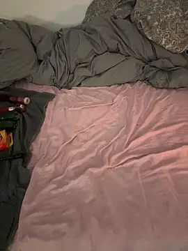 Snapshot of RobinSub chatting on 09.18.25 RobinSub online show from 09.18.25