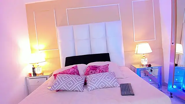 Snapshot of Zoe_Evans_ chatting on 10.17.25 Zoe Evans online show from 10.17.25