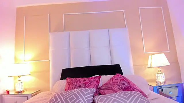 Snapshot of Zoe_Evans_ chatting on 10.20.25 Zoe Evans online show from 10.20.25