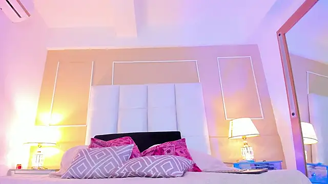 Snapshot of Zoe_Evans_ chatting on 10.23.25 Zoe Evans online show from 10.23.25