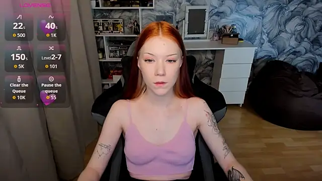 Snapshot of litl_Mia chatting on 10.28.25 litl Mia online show from 10.28.25