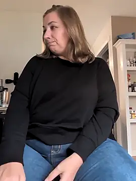 Snapshot of Canadian_BBW chatting on 10.24.25 Canadian BBW online show from 10.24.25