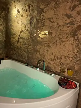 Snapshot of joanaelaa chatting on 12.16.24 joanaelaa online show from 12.16.24