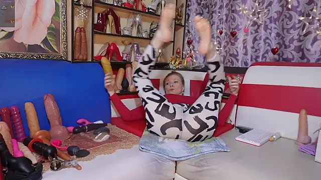 Snapshot of callme_Anna chatting on 11.16.25 callme Anna online show from 11.16.25