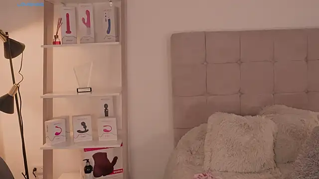 Snapshot of AbellaCroft chatting on 12.17.24 AbellaCroft online show from 12.17.24