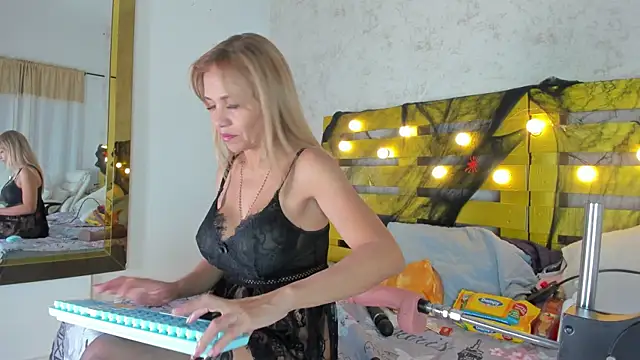 Snapshot of elena_mature chatting on 10.29.25 elena mature online show from 10.29.25