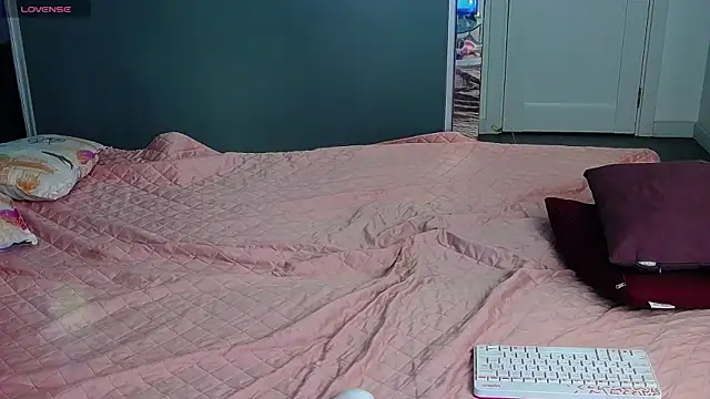 Snapshot of CindyJonson chatting on 09.18.25 CindyJonson online show from 09.18.25