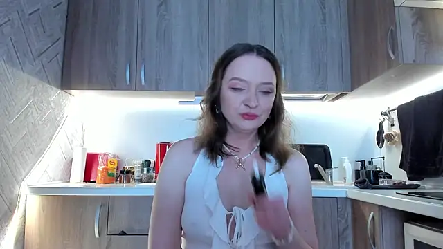 Snapshot of EvaBarsa_ chatting on 11.06.25 EvaBarsa online show from 11.06.25