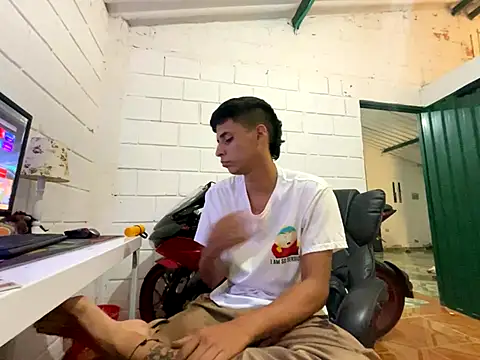 Snapshot of Max_TheHorseDick chatting on 10.07.25 Max TheHorseDick online show from 10.07.25