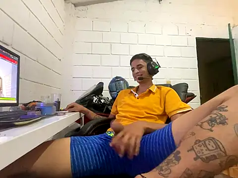 Snapshot of Max_TheHorseDick chatting on 10.21.25 Max TheHorseDick online show from 10.21.25