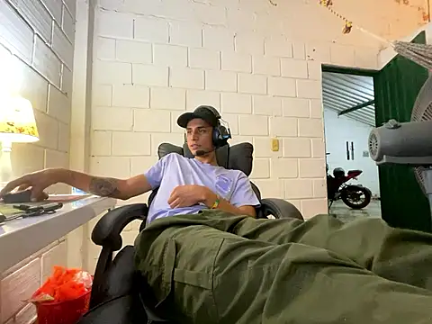 Snapshot of Max_TheHorseDick chatting on 11.02.25 Max TheHorseDick online show from 11.02.25