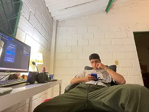 Snapshot of Max_TheHorseDick chatting on 11.04.25 Max TheHorseDick online show from 11.04.25