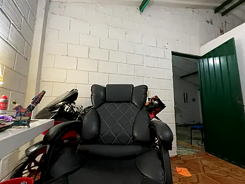 Snapshot of Max_TheHorseDick chatting on 11.18.25 Max TheHorseDick online show from 11.18.25