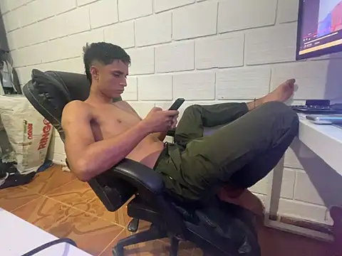 Snapshot of Max_TheHorseDick chatting on 02.08.26 Max TheHorseDick online show from 02.08.26