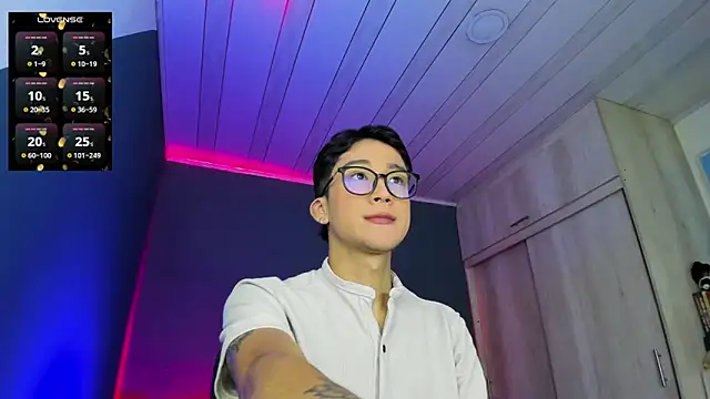 Snapshot of tom_Howard chatting on 01.09.25 tom Howard online show from 01.09.25