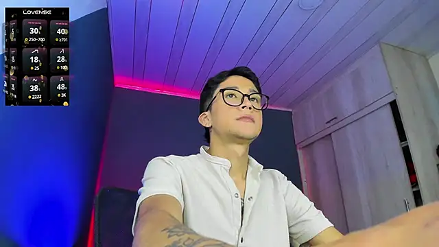 Snapshot of tom_Howard chatting on 01.10.25 tom Howard online show from 01.10.25