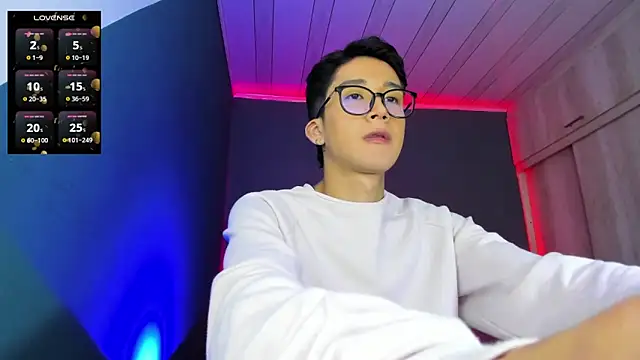 Snapshot of tom_Howard chatting on 01.12.25 tom Howard online show from 01.12.25