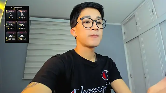 Snapshot of tom_Howard chatting on 09.09.25 tom Howard online show from 09.09.25