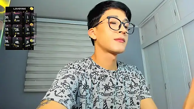 Snapshot of tom_Howard chatting on 09.10.25 tom Howard online show from 09.10.25