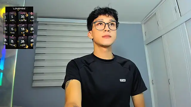 Snapshot of tom_Howard chatting on 09.14.25 tom Howard online show from 09.14.25