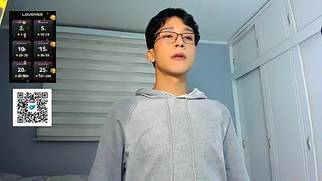 Snapshot of tom_Howard chatting on 09.19.25 tom Howard online show from 09.19.25