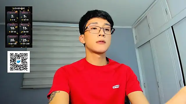 Snapshot of tom_Howard chatting on 09.19.25 tom Howard online show from 09.19.25