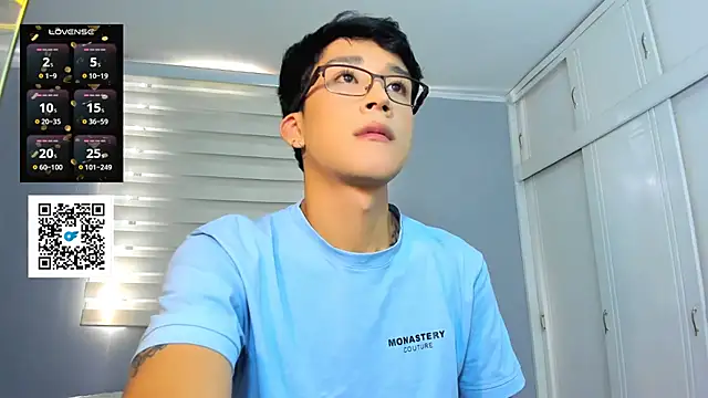 Snapshot of tom_Howard chatting on 09.23.25 tom Howard online show from 09.23.25