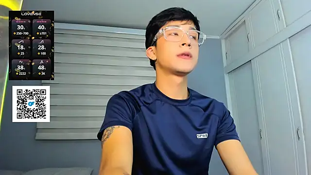 Snapshot of tom_Howard chatting on 09.27.25 tom Howard online show from 09.27.25