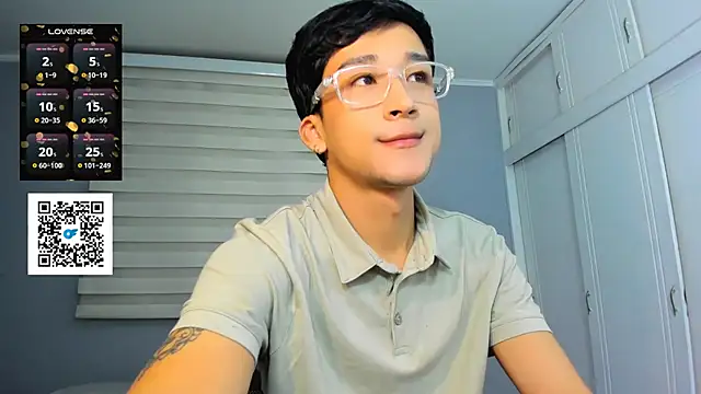 Snapshot of tom_Howard chatting on 09.28.25 tom Howard online show from 09.28.25