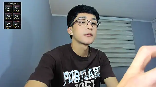 Snapshot of tom_Howard chatting on 10.12.25 tom Howard online show from 10.12.25