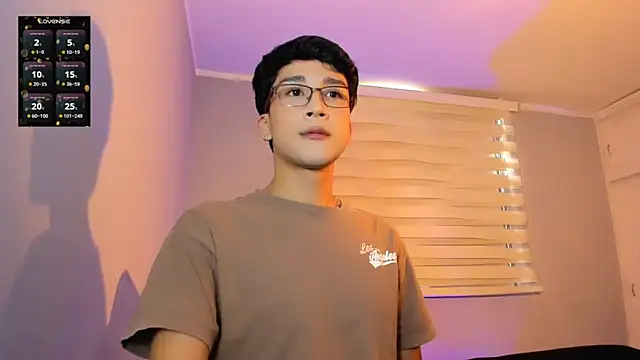 Snapshot of tom_Howard chatting on 10.14.25 tom Howard online show from 10.14.25