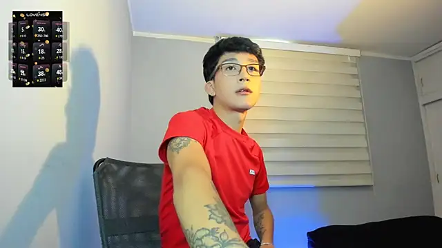 Snapshot of tom_Howard chatting on 10.17.25 tom Howard online show from 10.17.25