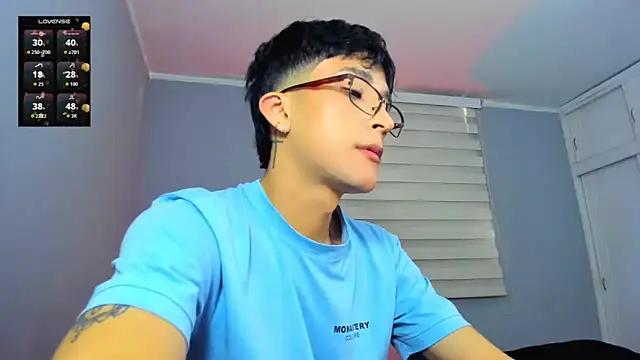 Snapshot of tom_Howard chatting on 10.22.25 tom Howard online show from 10.22.25