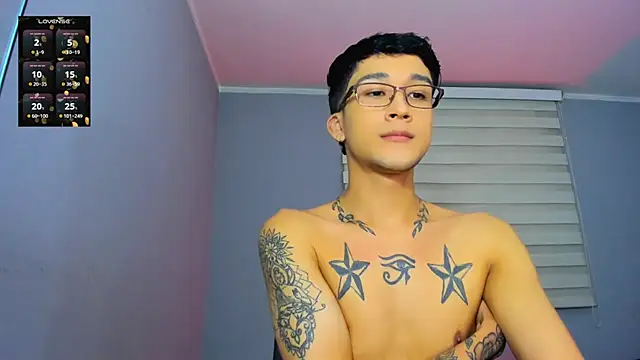 Snapshot of tom_Howard chatting on 10.28.25 tom Howard online show from 10.28.25