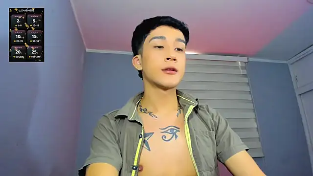 Snapshot of tom_Howard chatting on 10.30.25 tom Howard online show from 10.30.25