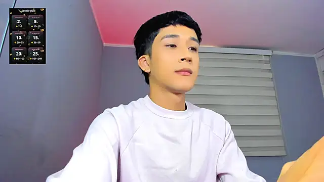 Snapshot of tom_Howard chatting on 11.06.25 tom Howard online show from 11.06.25