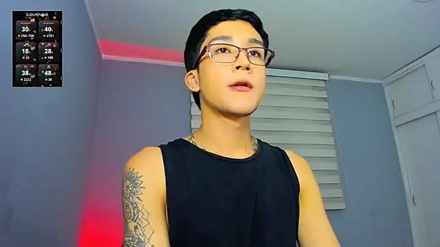 Snapshot of tom_Howard chatting on 11.10.25 tom Howard online show from 11.10.25